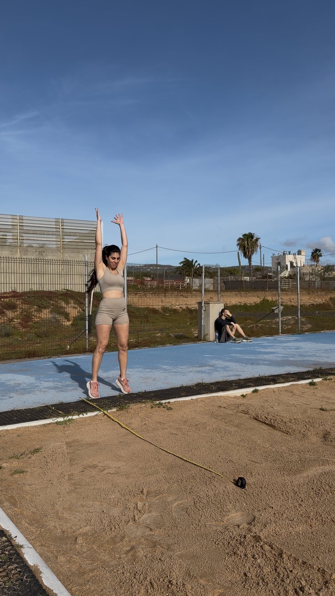 Alumna realizando trabajo de salto en pista